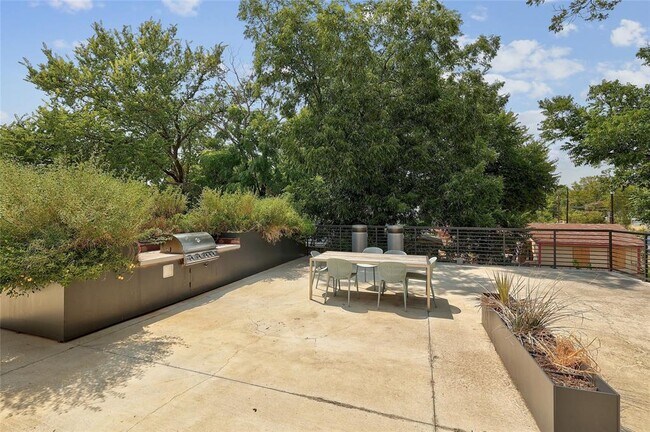 Building Photo - 1600 S 1st St