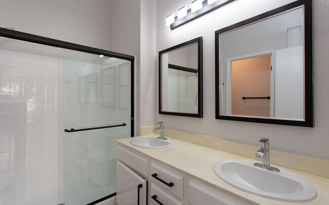 Building Photo - Upper Level 3 Bedroom, 2 Bath Condo!
