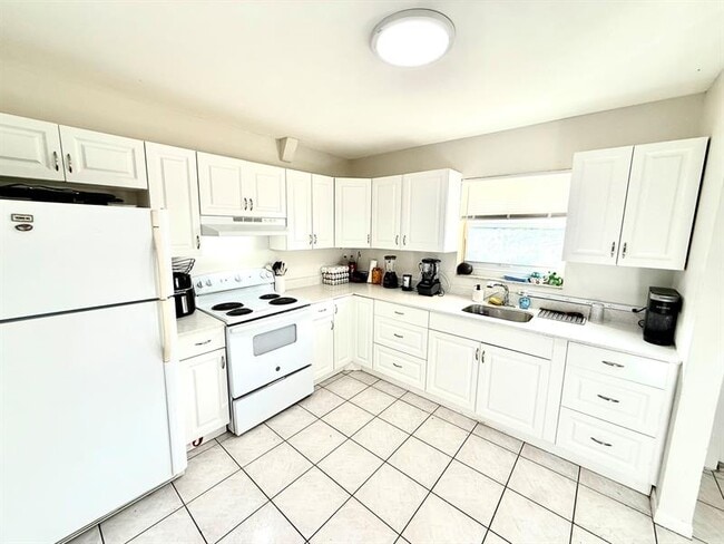 Building Photo - 3880 Woodside Dr