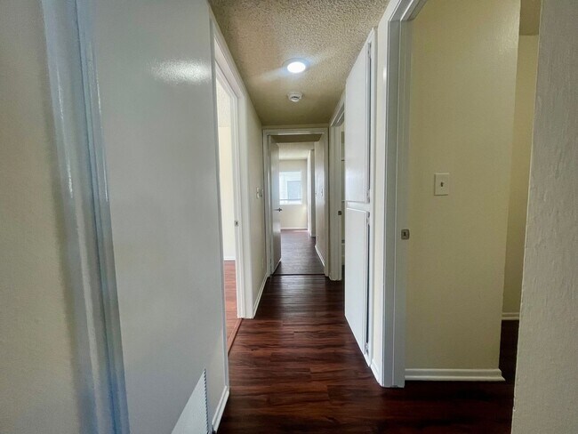 Building Photo - BELLA APARTMENTS: Beautiful 2 Bed - 2 Bath
