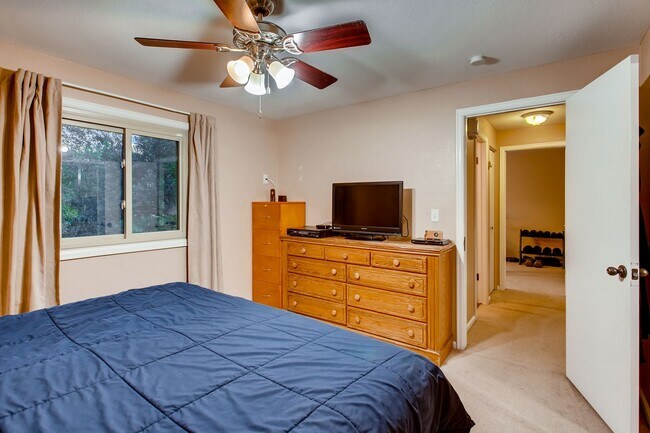 Building Photo - 3 bed, 2 bath Multi-Level Home on Cul-De-Sac