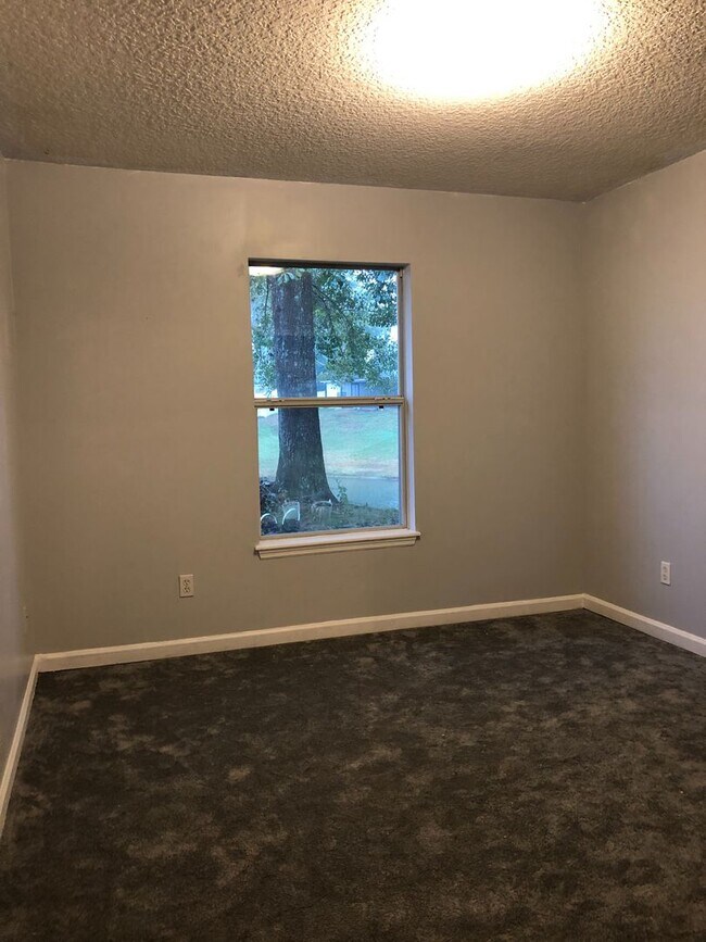 Building Photo - Cute Spacious Westside Home