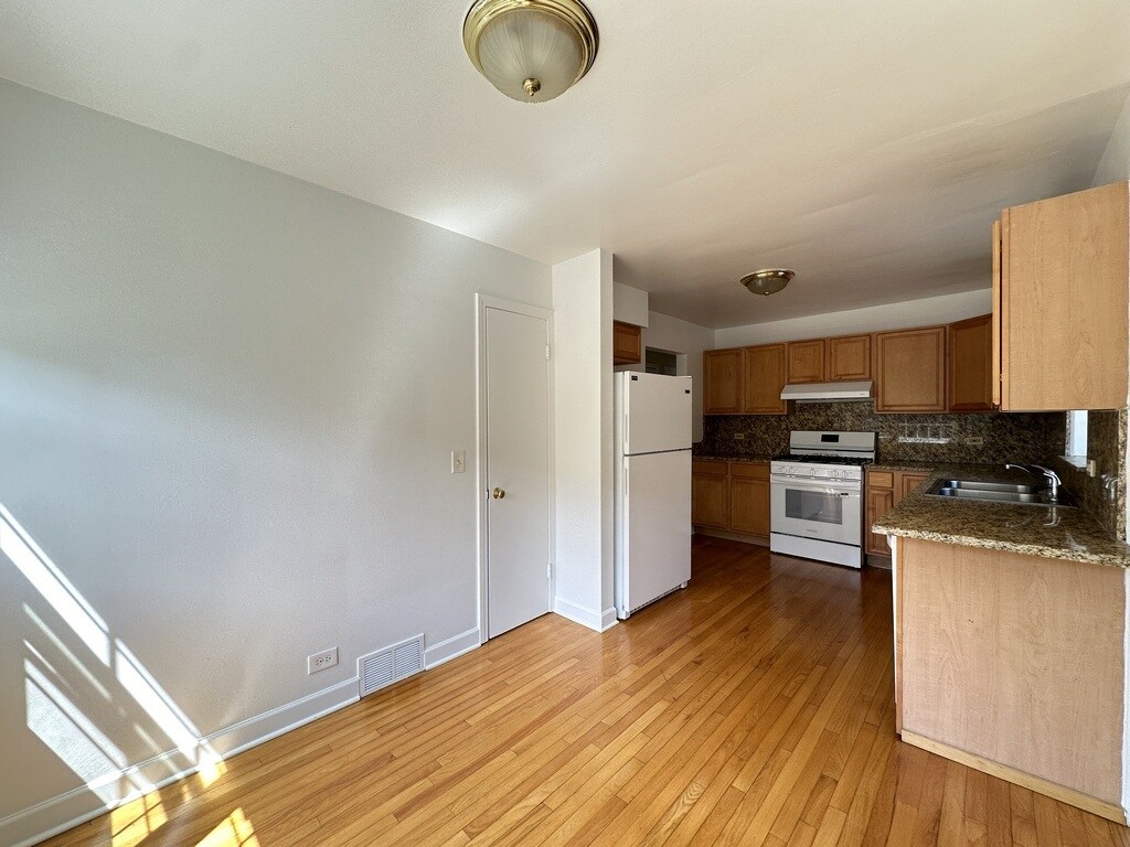 Building Photo - 5534 N Campbell Ave