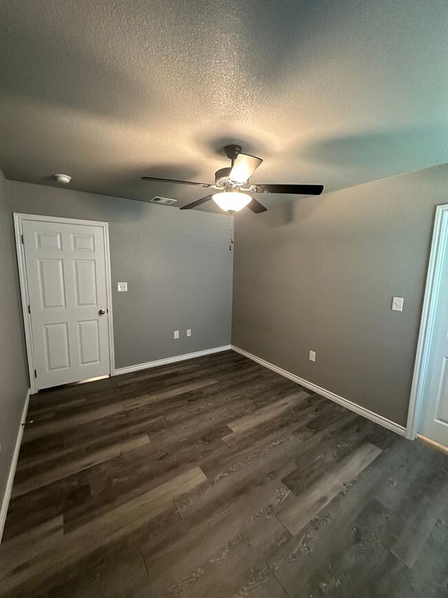 Building Photo - AVAILABLE NOW! - FIRST MONTH FREE (SECTION...