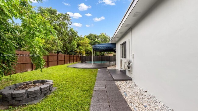 Building Photo - 740 Beachwood Ln