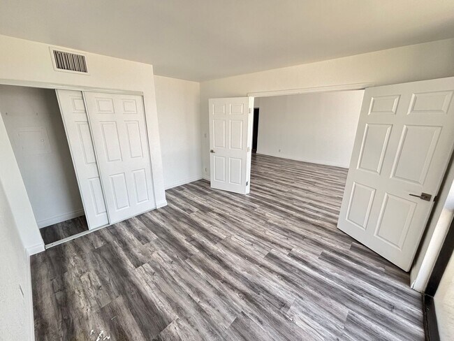 Building Photo - Stunning 2-Bed, 2-Bath High-Rise Residence...