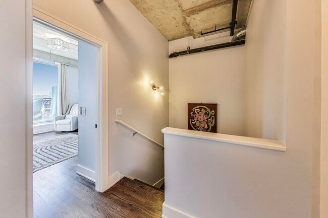 Building Photo - 6 S Laflin St