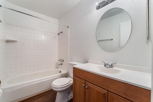 Building Photo - "Charming 3-Bed Oasis with 2 Full Baths in Vibrant Las Vegas - 1315 Sq Ft of Comfort!"