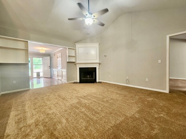 Building Photo - Spacious 3 bedroom with an outside oasis -...