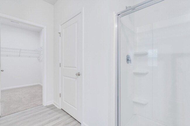 Building Photo - 4 BEDROOMS & FENCED YARD!