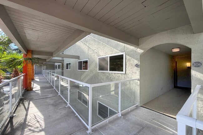 Building Photo - 2bd/1.75ba Bellevue Condo