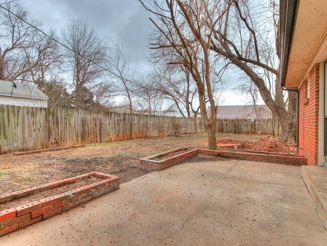 Building Photo - 409 E Hill Dr