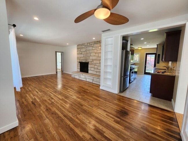 Building Photo - ** Stunning Dream 3 BD / 2 BA HOME w/ Doub...