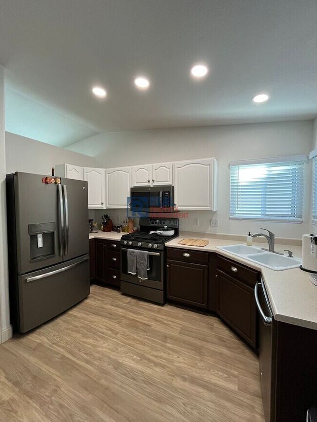 Building Photo - 9597 Fox Den Dr