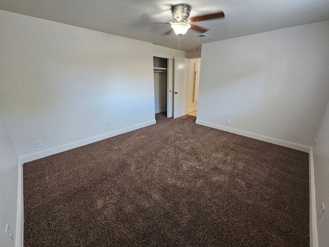 Building Photo - Franklin Triplex - Golden Dev