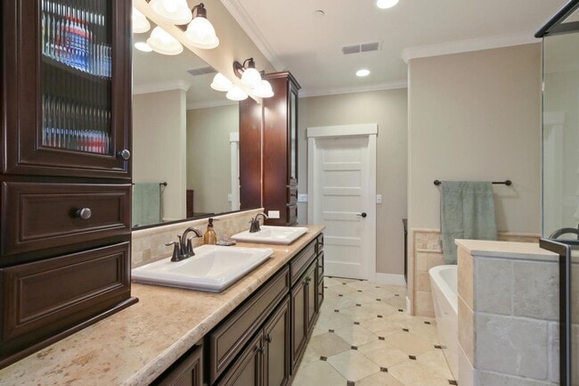 Building Photo - 4 Bed / 3.5 Bath | Crocker Village Brownst...