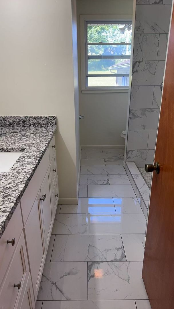 Building Photo - 3 Bedroom House Available for Immediate mo...