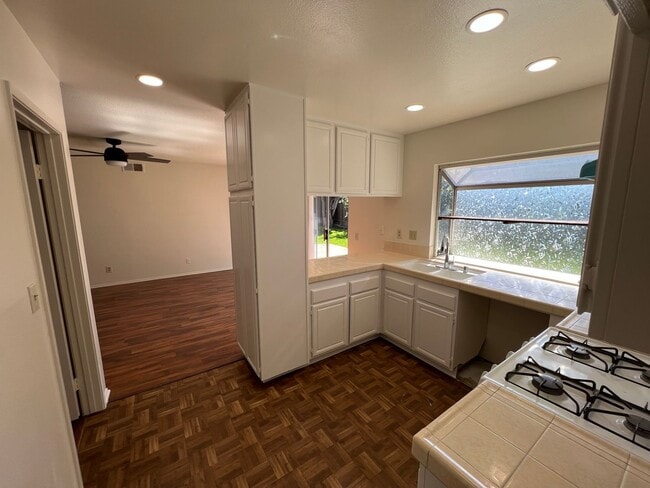 Building Photo - Mission Oaks Single Story!