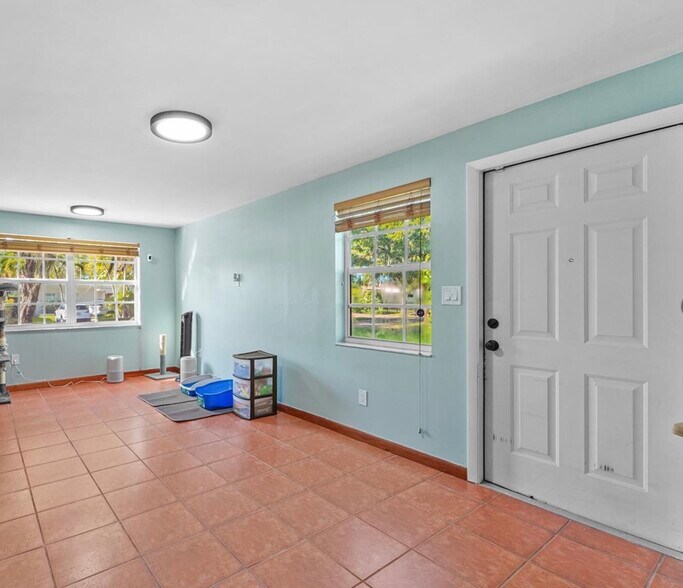 Building Photo - 6331 SW 18th St