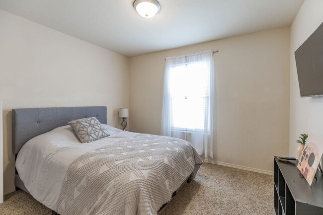 Building Photo - 3 Bedroom, 2 Bath in a Private Cul De Sac