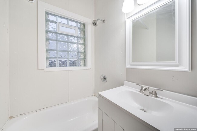 Building Photo - 645 5th St