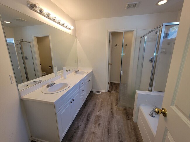 Building Photo - Charming Sammamish Home | 3 Bed + 2.5 Bath