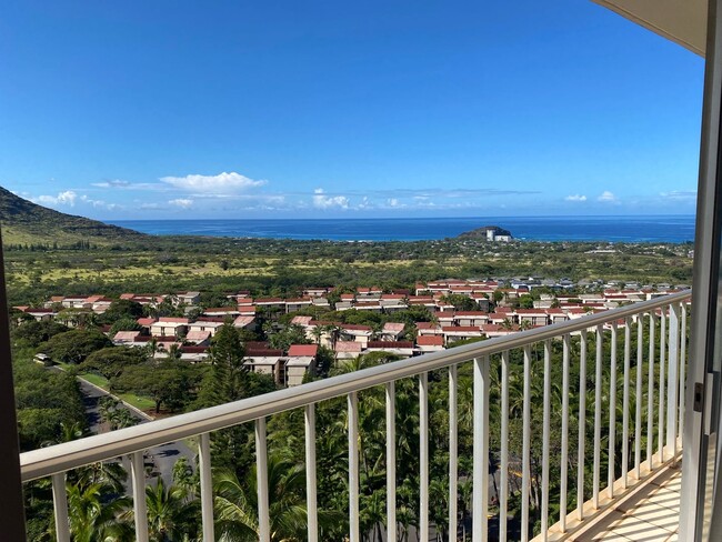 Building Photo - Makaha Valley Towers - One Bedroom