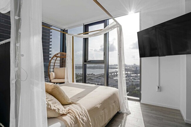 Building Photo - 404 NE 2nd Ave