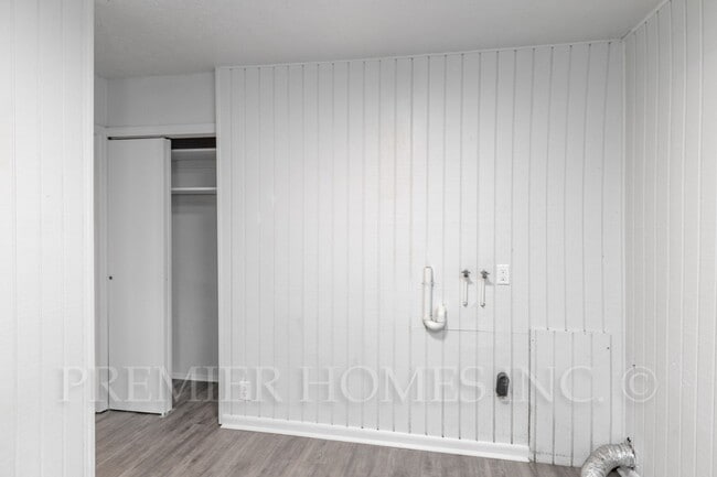 Building Photo - Charming 3-Bedroom Home with Large Fenced ...