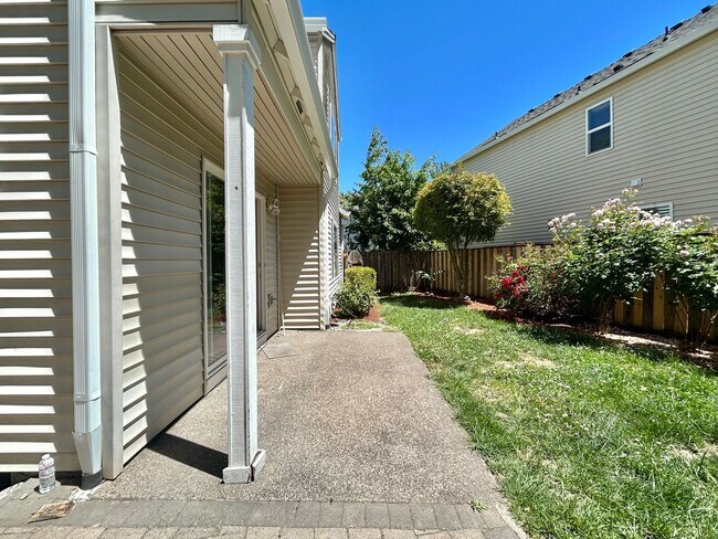 Building Photo - Spacious 4 Bed, 2.5 Bath House