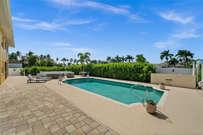 Building Photo - 5420 Chiquita Blvd S