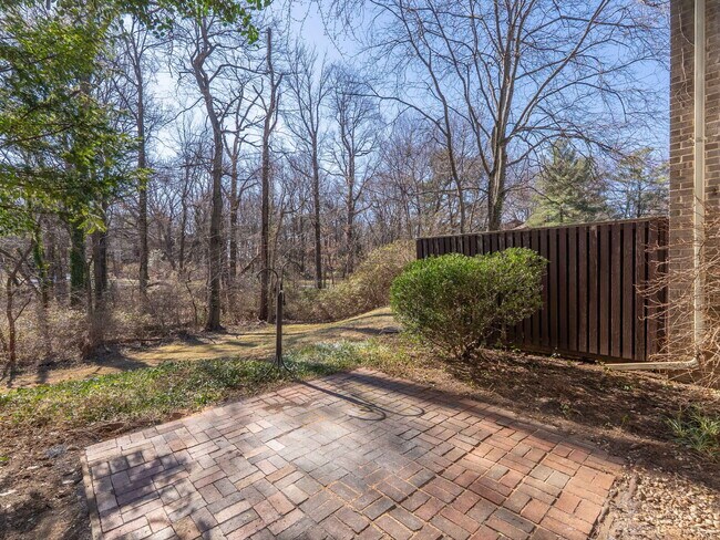 Building Photo - Stylish & Spacious Townhome in Prime Location!
