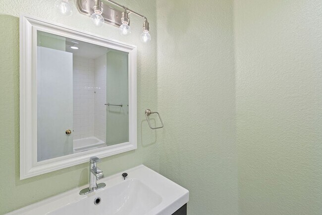 Building Photo - Beautiful 3 bedroom, 2 bathroom home in Southeast Austin!!!