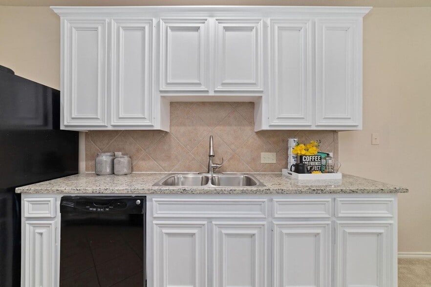 Building Photo - 14923 Tuttle Point Dr