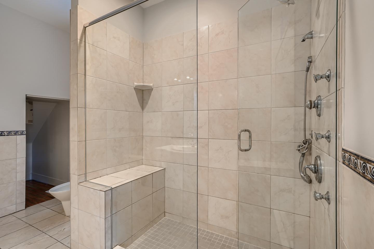 Building Photo - Dazzling North Capitol Hill home with fenced yard