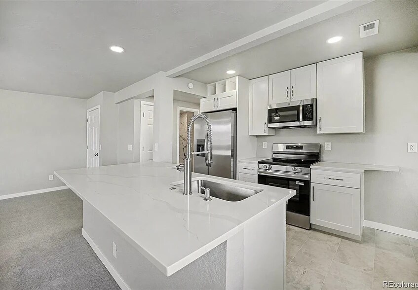 Building Photo - 7711 Kenwood St