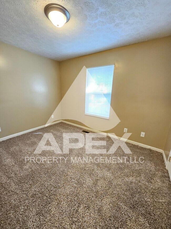 Building Photo - MOVE-IN SPECIAL,NO RENT TIL JUNE 1ST! - Nice 2 Bd | 1.5 Ba Townhouse in West Knox Condo Community!