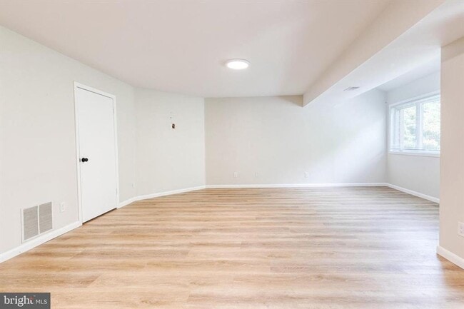 Building Photo - Welcome to contemporary luxury living in t...