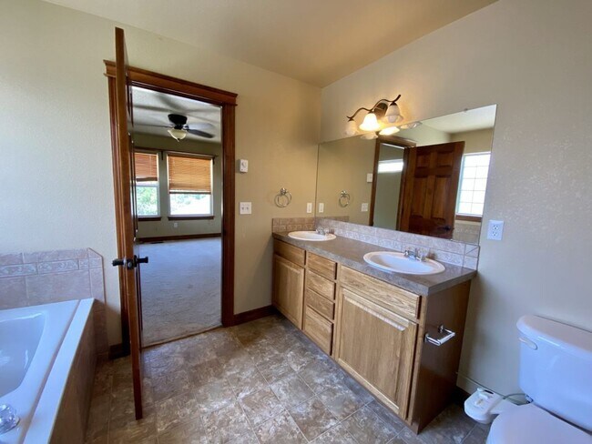 Building Photo - Spacious 4 bed 3.5 Bath in Maple Hill!