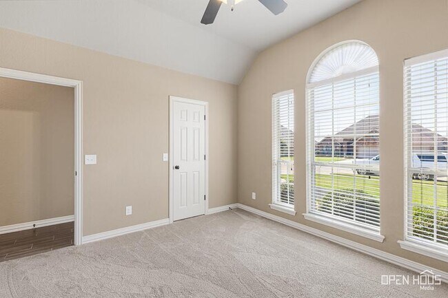 Building Photo - 5009 Lantana Dr