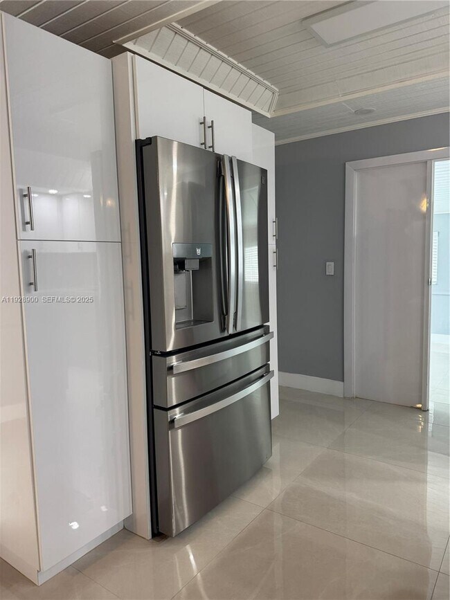 Building Photo - 881 Hialeah Dr