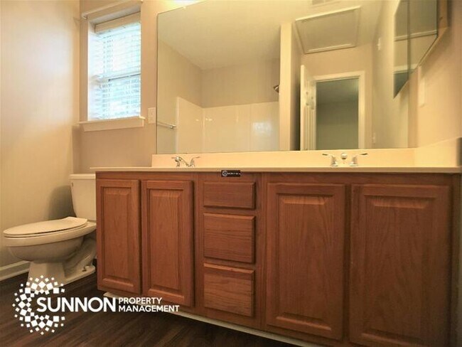 Building Photo - Beautiful End Unit Townhome in Mallard Creek!