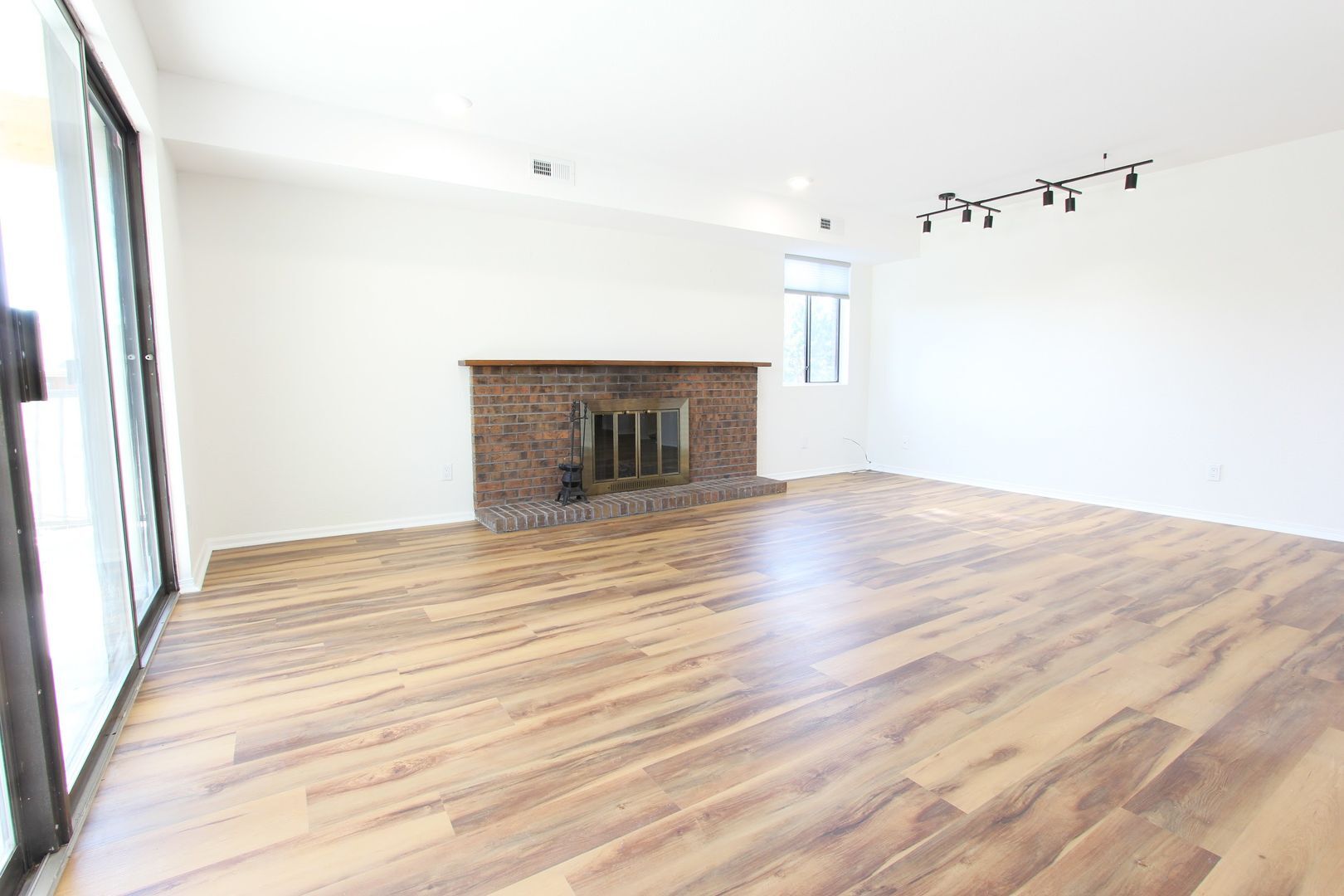 Building Photo - 600 Manhattan Dr