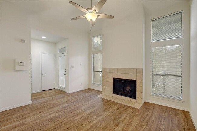 Building Photo - 1910 Robbins Pl