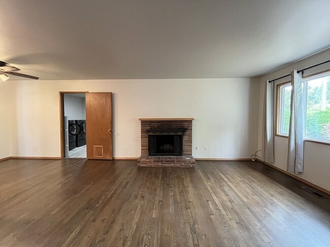 Building Photo - Beautiful 3-Bedroom West Linn Home with Bonus Room, Updated Kitchen and Large Fenced Yard