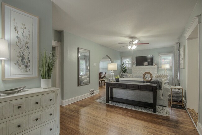 Building Photo - 1145 W 41st Terrace