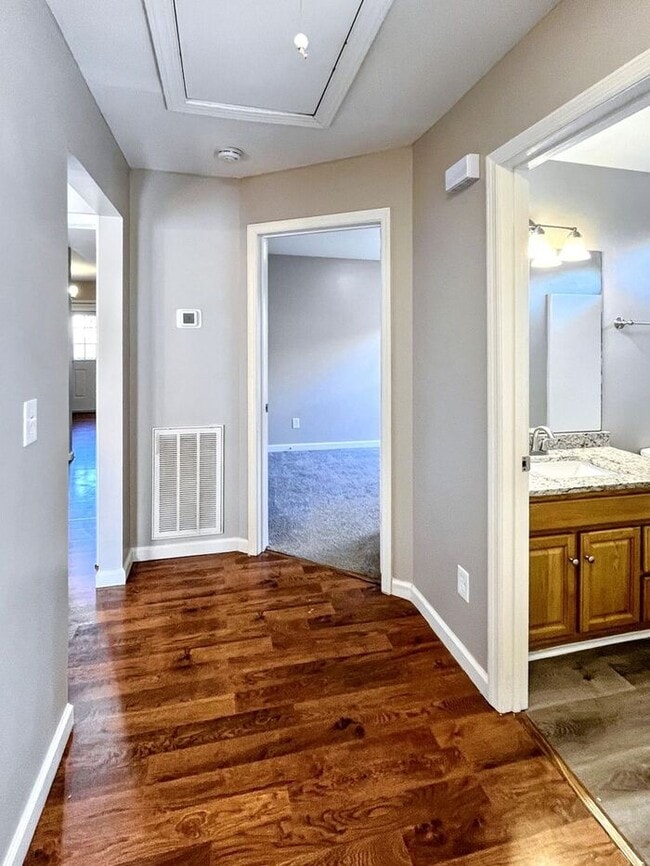 Building Photo - 3-Bedroom Home with Convenient Access to N...