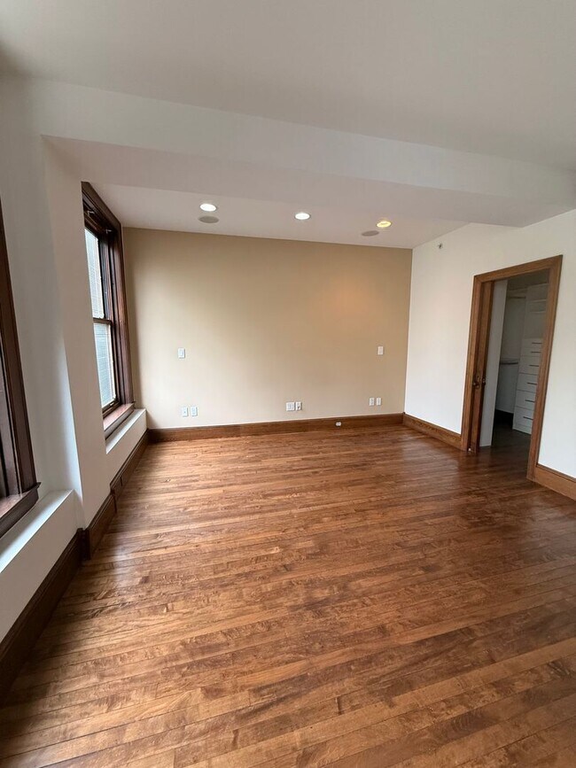 Building Photo - Beautiful and Spacious 3 BDRM 2 BATH Unit in the Heart of Public Square