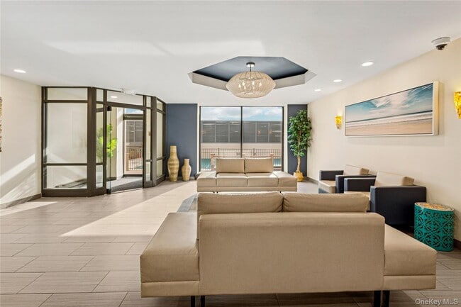 Building Photo - 100 W Broadway