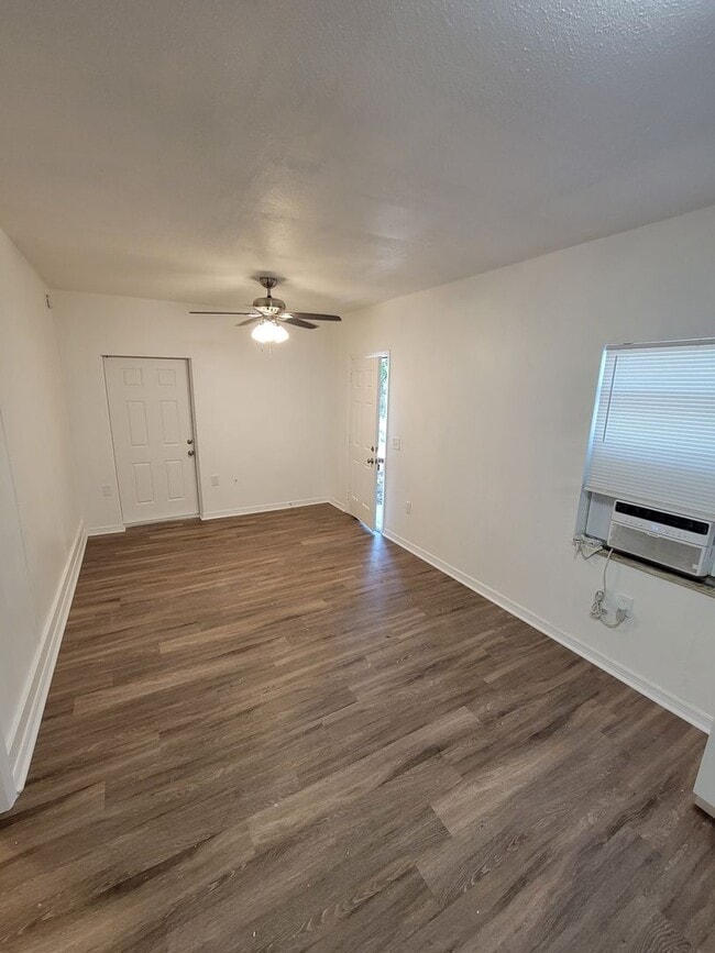 Building Photo - 1 BEDROOM 1 BATH SUITE